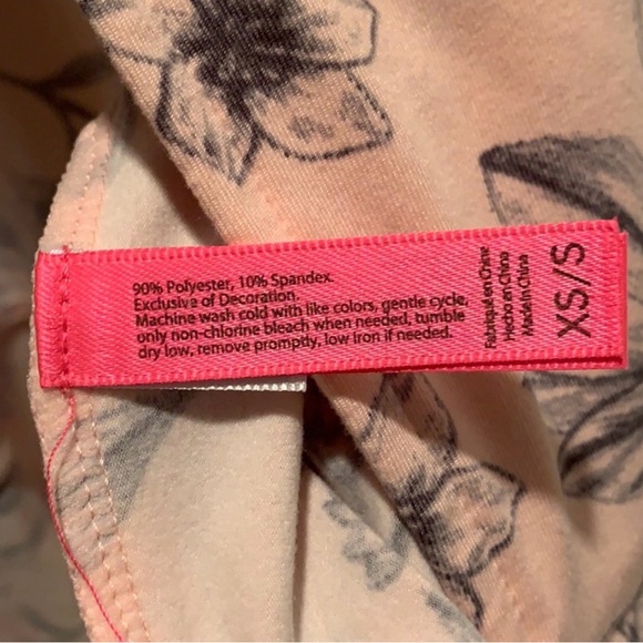 🆕Betsey Johnson Baby Pink Floral Robe Super Soft Women’s Size XS/S - Picture 3 of 9